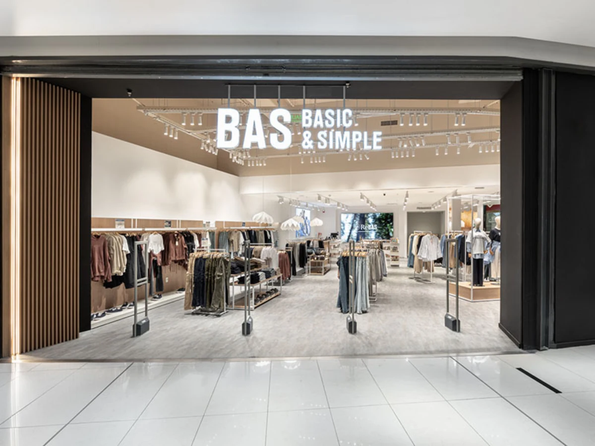 BAS Nuevo Centro - Main entrance showing the open-plan layout and inviting lighting - Contract Workplaces (1).webp